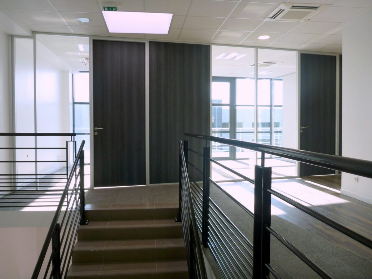 couloir de bâtiment avec escalier réalisé par l'entreprise CLOISONPLAF