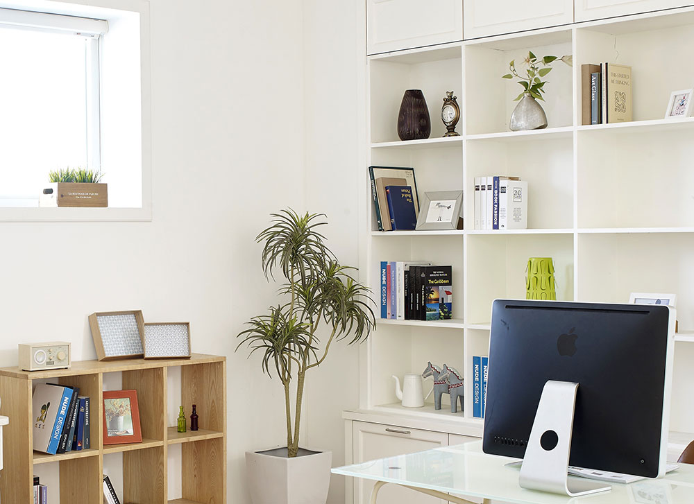 Cloison et placard dans un bureau