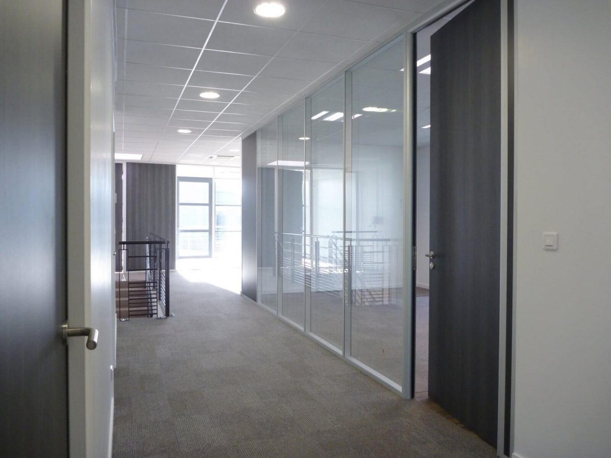 couloir de bâtiment avec baie vitrée réalisé par l'entreprise CLOISONPLAF